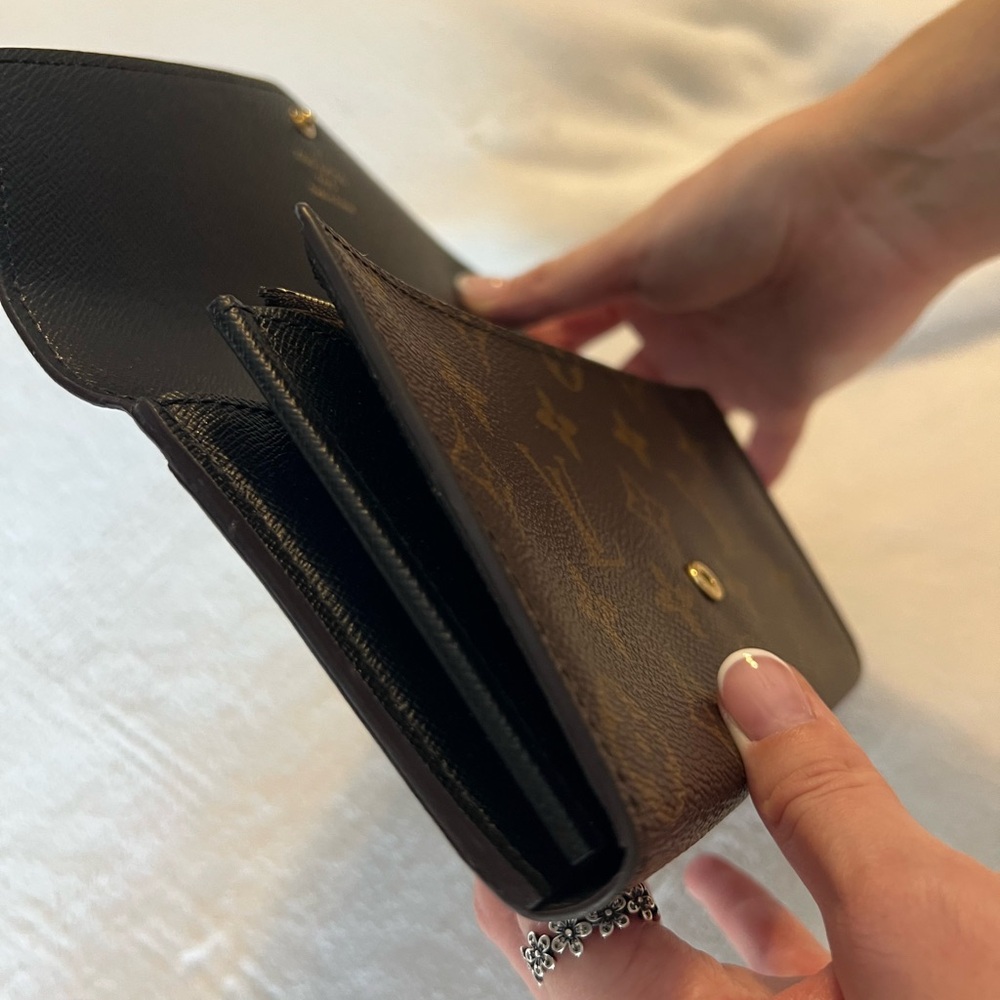 Louis Vuitton Monogram and Monogram Reverse Giant canvas wallet. Like new. - Picture 8 of 11